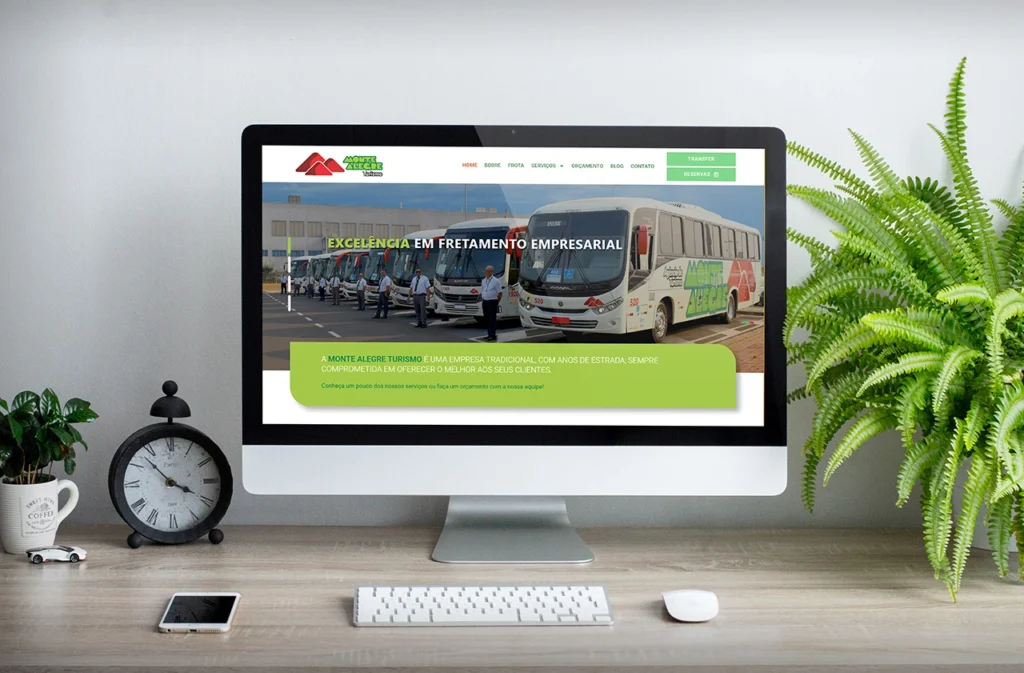 Mockup do site da agência de turismo Monte Alegre Turismo, com design focado em pacotes de viagens e reservas online.