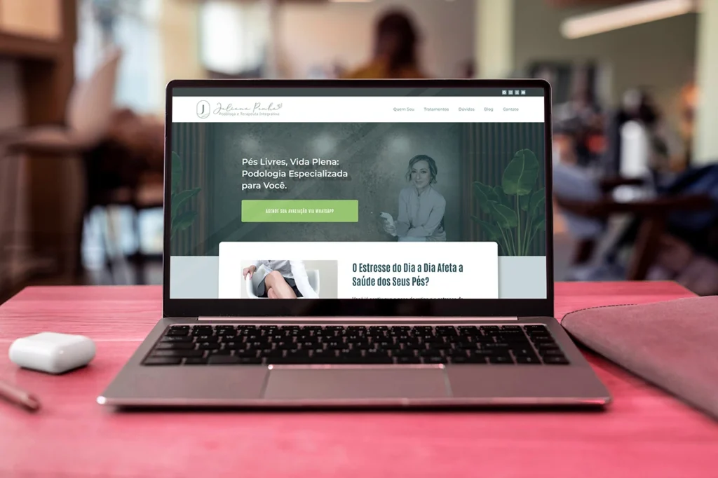 Mockup do site da podóloga e terapeuta integrativa Juliana Penha, com design acolhedor e focado em bem-estar e saúde dos pés.